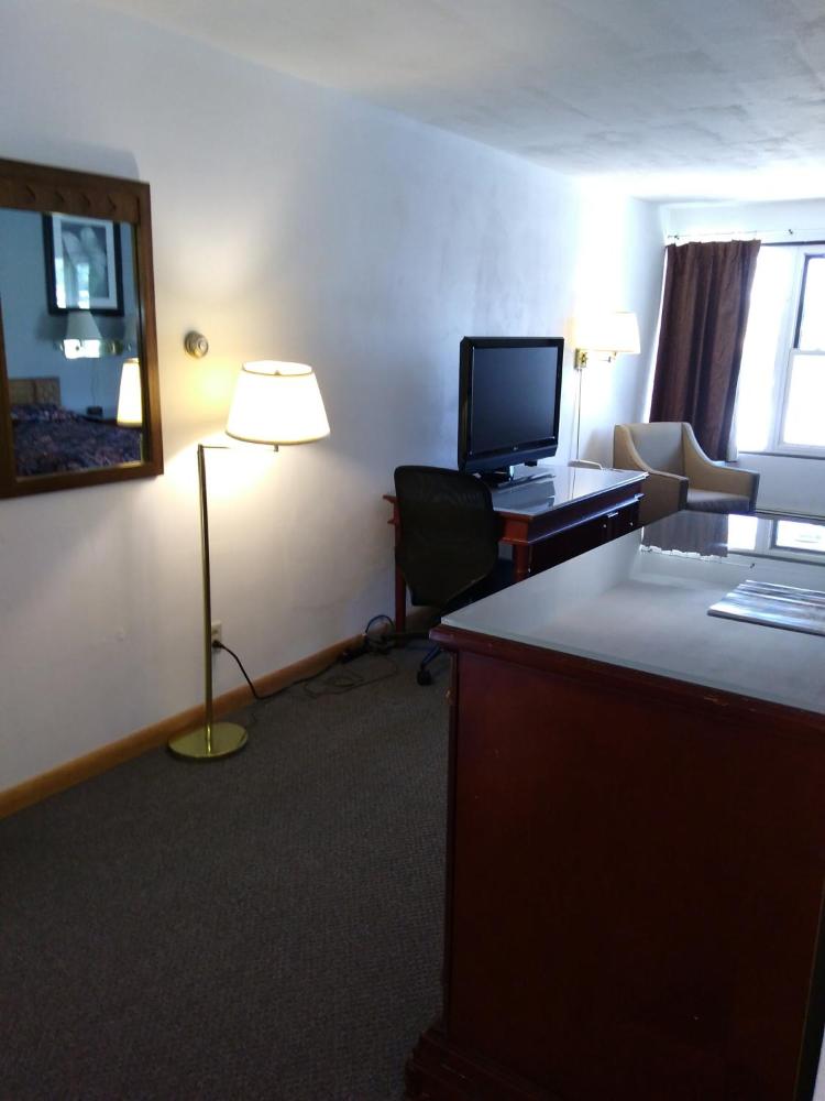 King Room - Non-Smoking interior